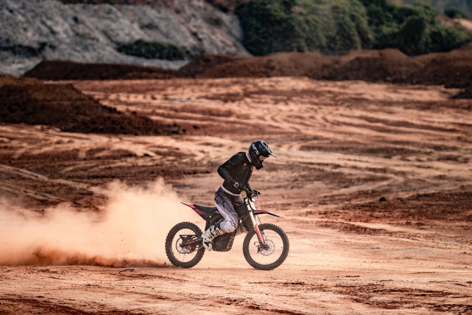 NAVEE Storm X Pro electric dirt bike, product photograph by NAVEE