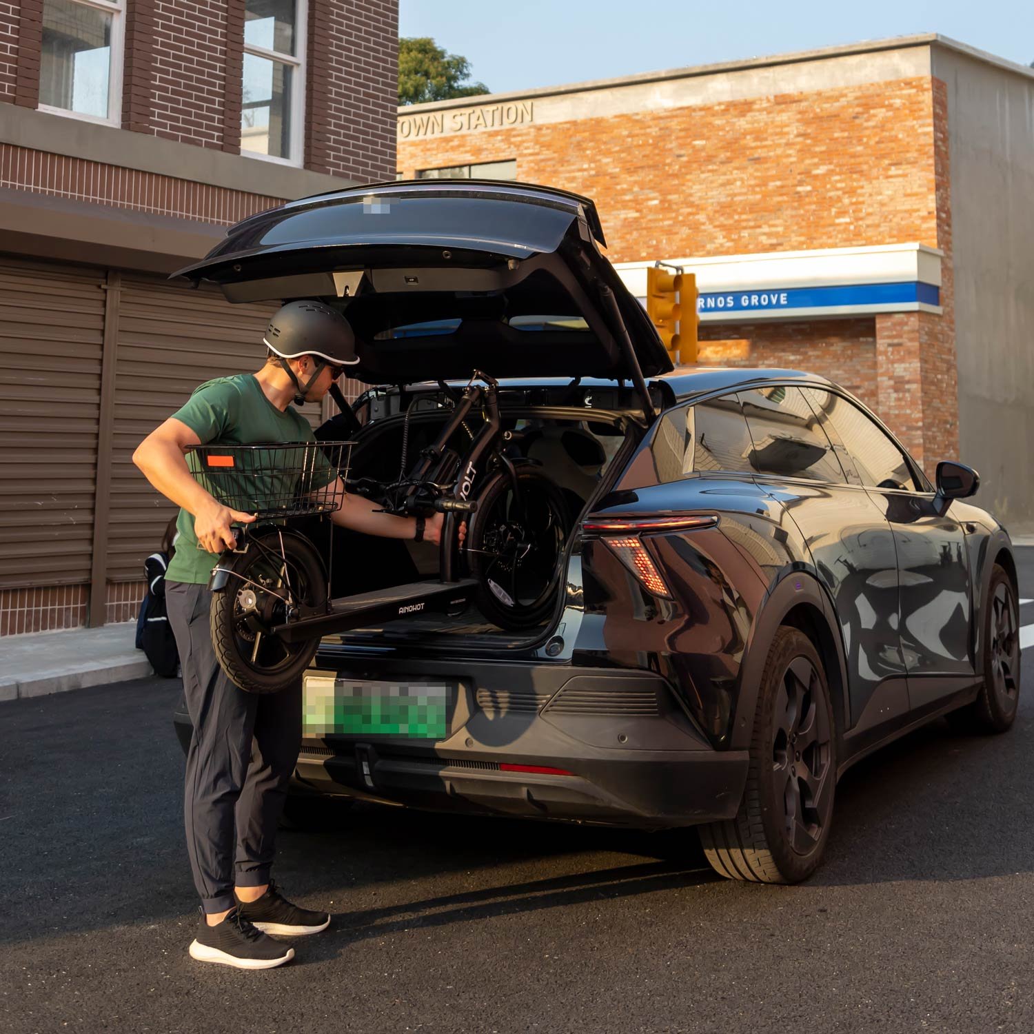 Rider waiting at a traffic light on the AINOHOT VOLT with a rear basket