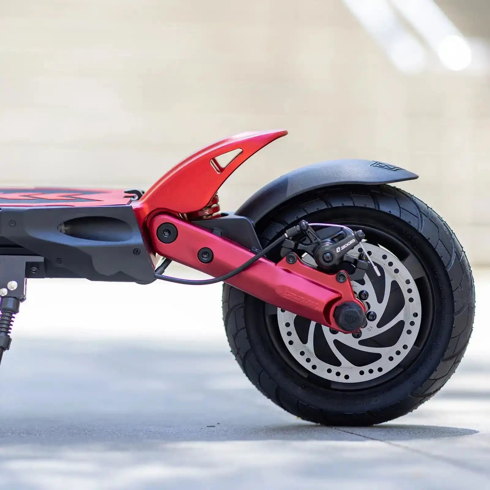 Rear wheel, C-spring suspension and disc brake of the Kaabo Mantis 10 Lite