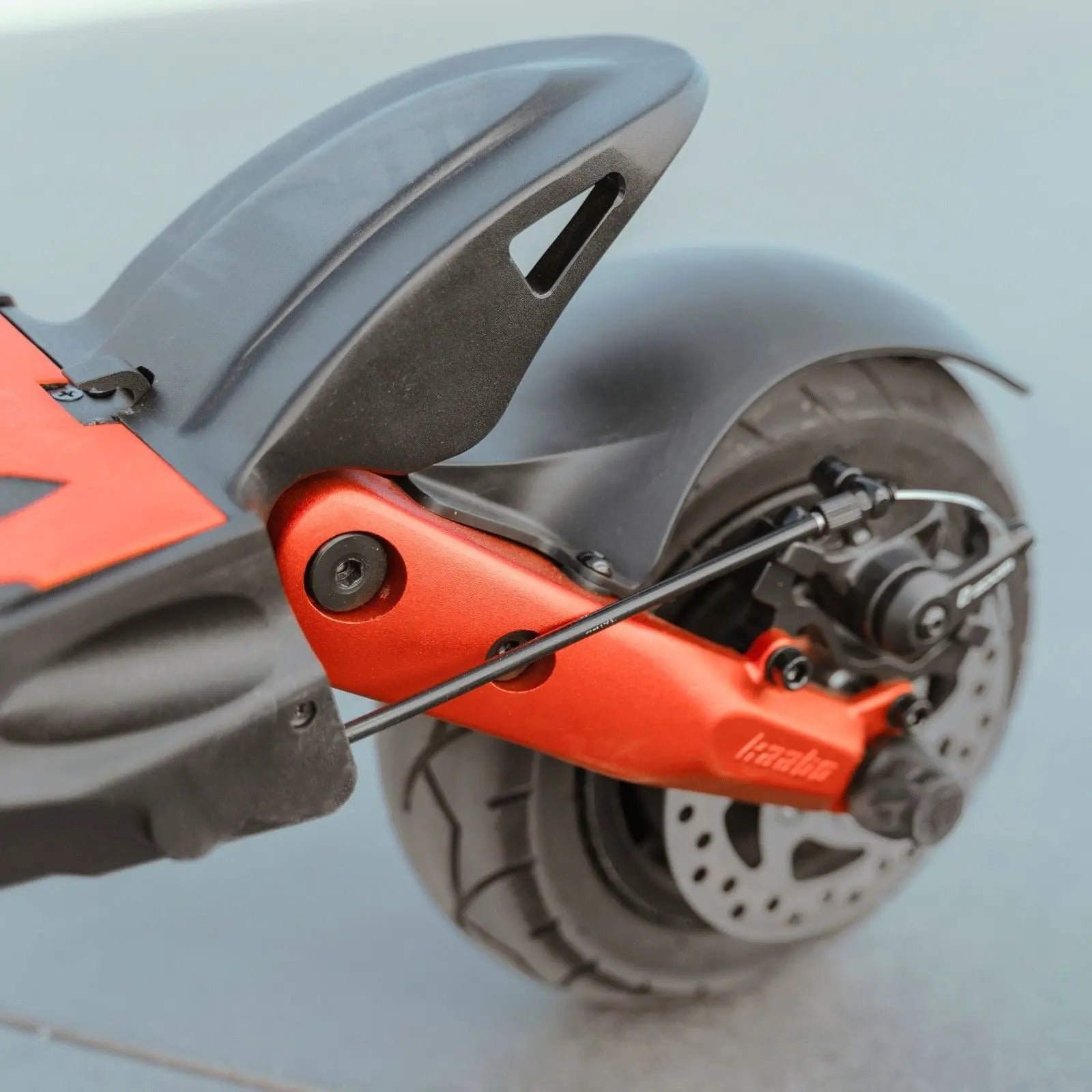Front tire and suspension of the red Kaabo Mantis 8 Lite