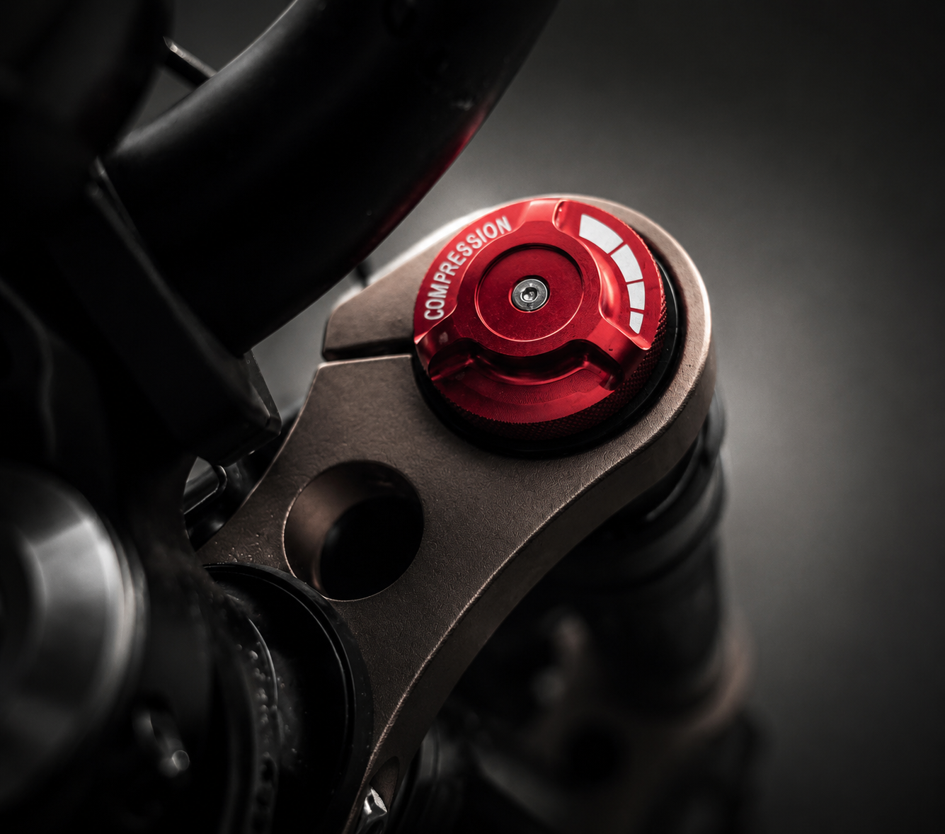 Adjustable compression knob on the front fork of the Riding’times GT73 Pro