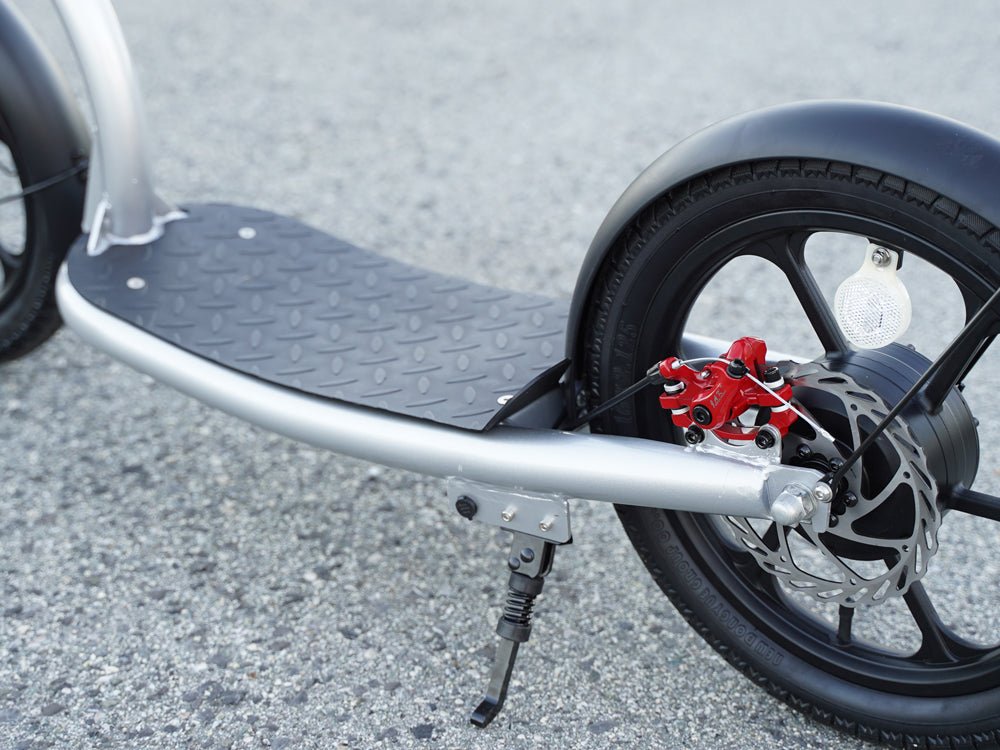 Wide anti-slip deck and rear disc brake of the Hiboy VE1 Pro electric scooter