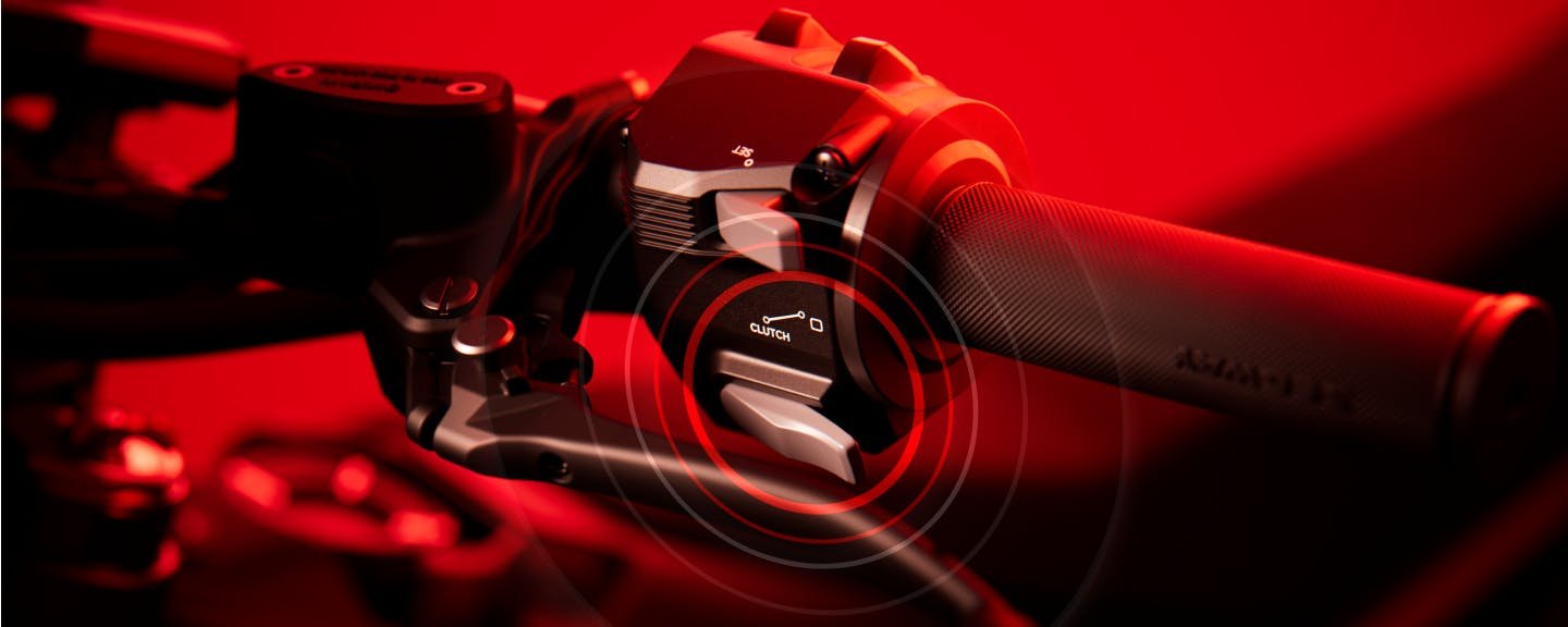 E-clutch lever on the Segway Xaber 300 electric dirt bike handlebar