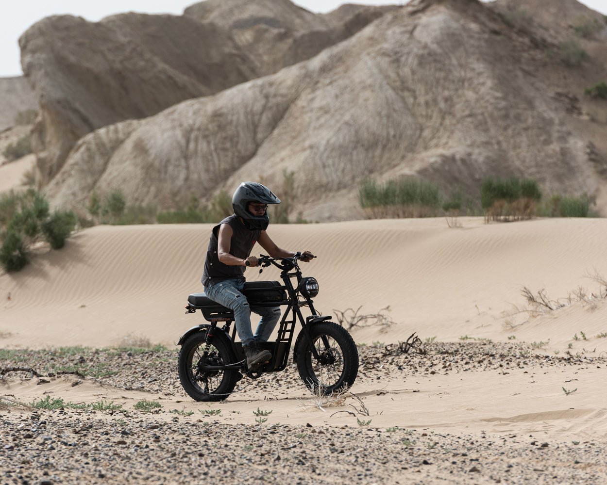 Rider on the Riding’times GT33 cargo electric bike on a sand dune