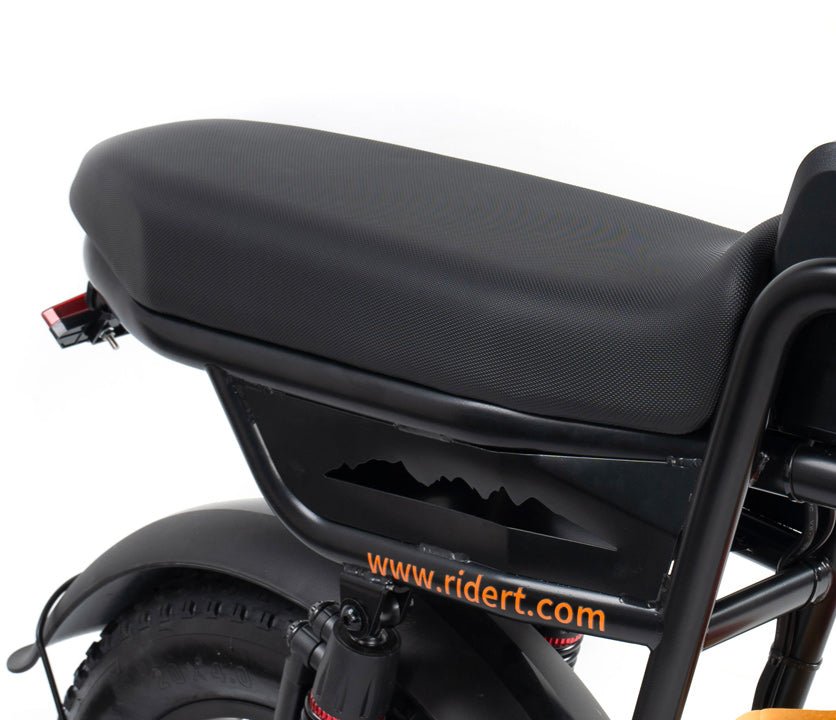 Long cushioned seat on the Riding’times GT33