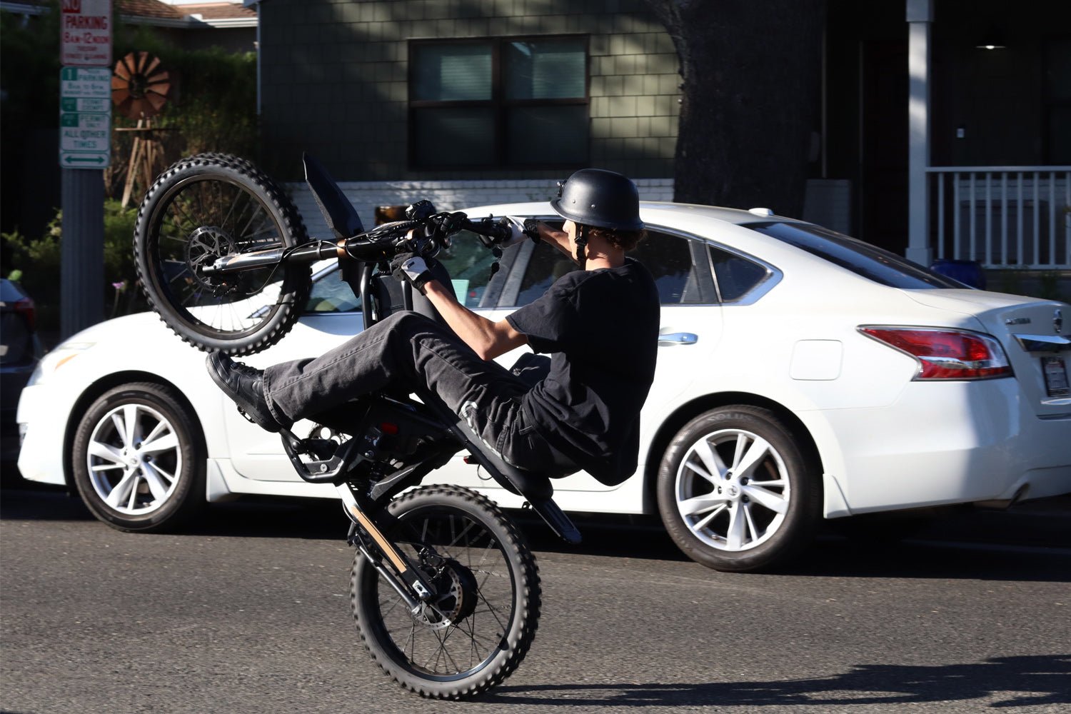Rider pulling a wheelie on the Riding’times GT73 Pro in a city street