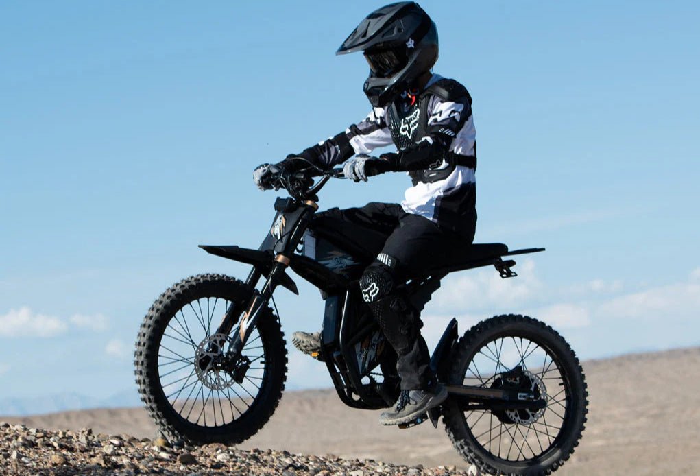 Riding’times GT73 Pro electric motorbike ridden on a beach in a full-face helmet