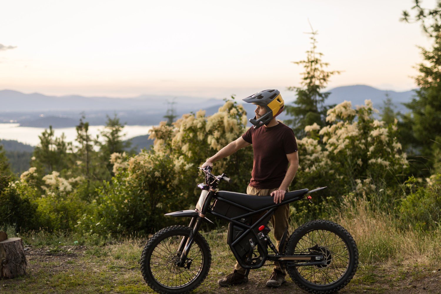 Riding’times GT73 Pro electric motorbike at a coastal lookout at sunset