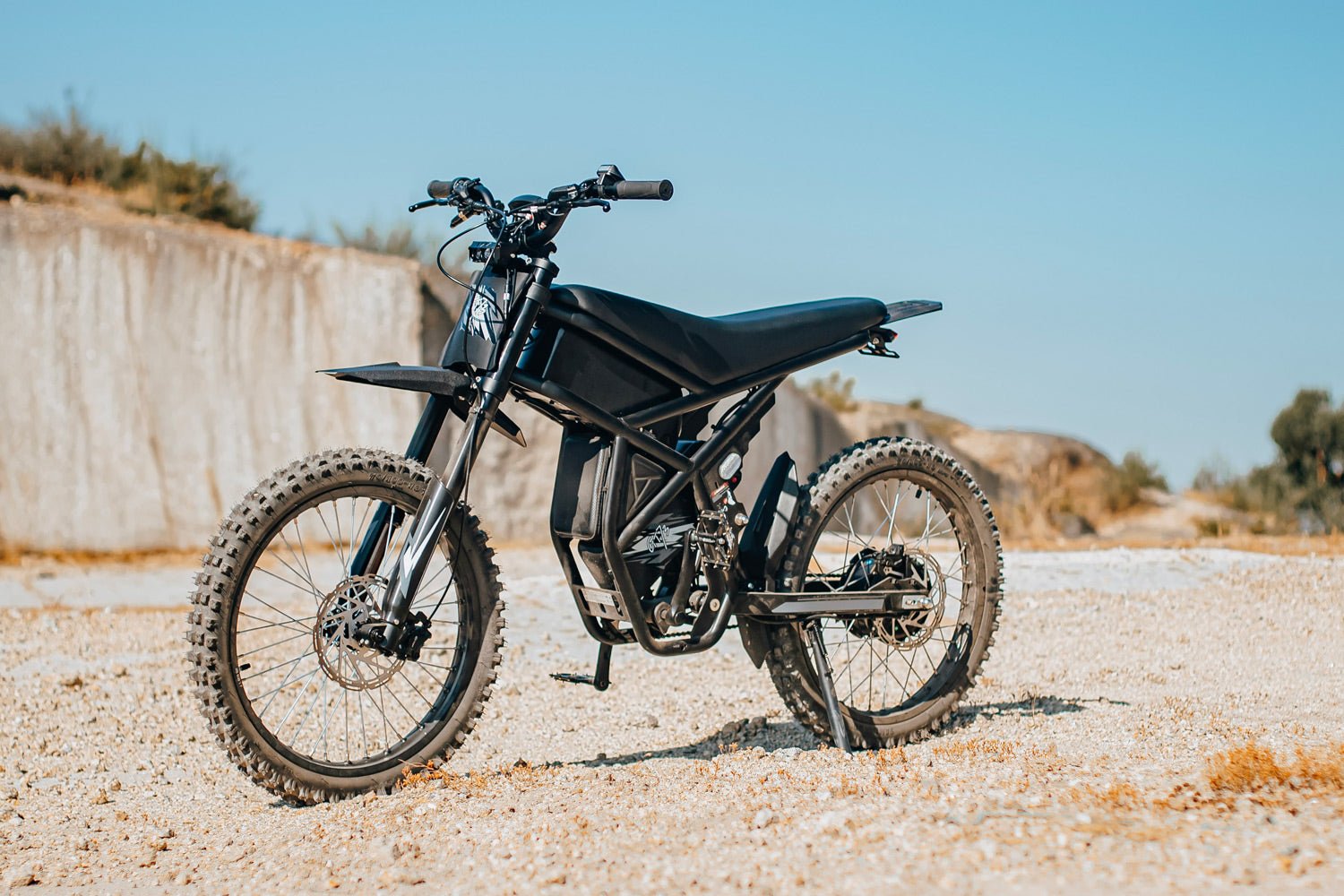 Riding’times GT73 electric motorbike ridden on a dry dirt track