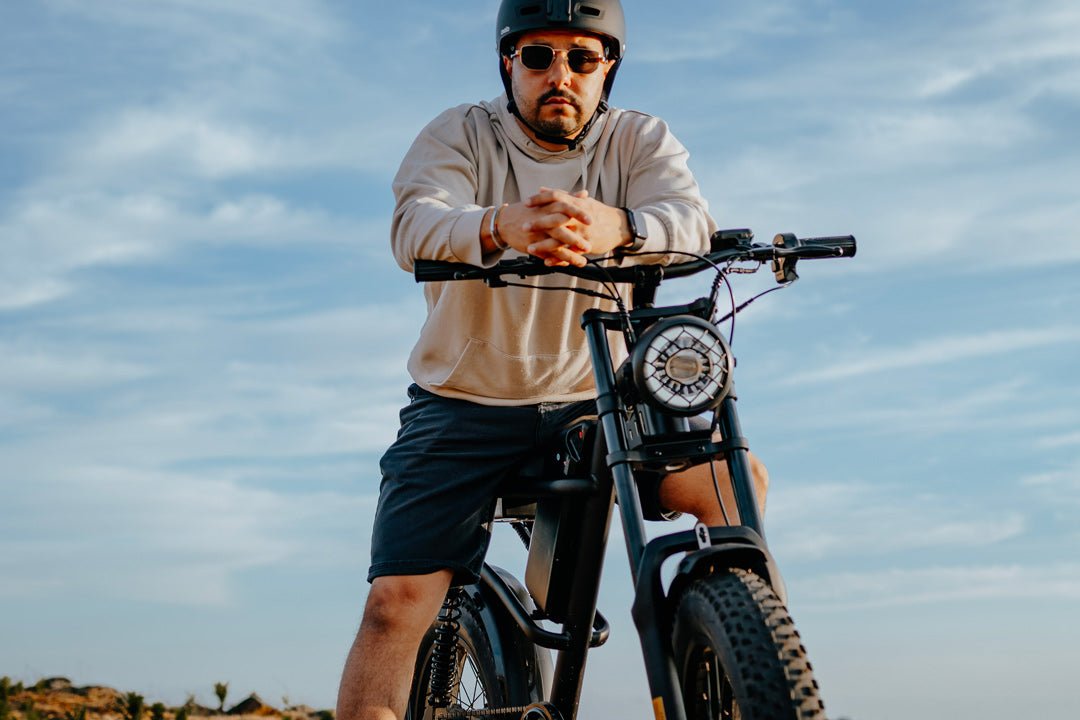 Rider leaning on the handlebar of the Riding’times Z8 Pro electric bike
