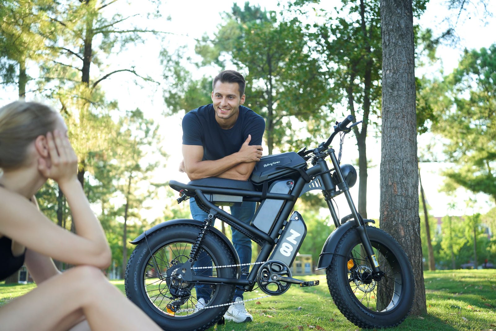 Two people with the Riding’times Z8 Pro electric bike in a park