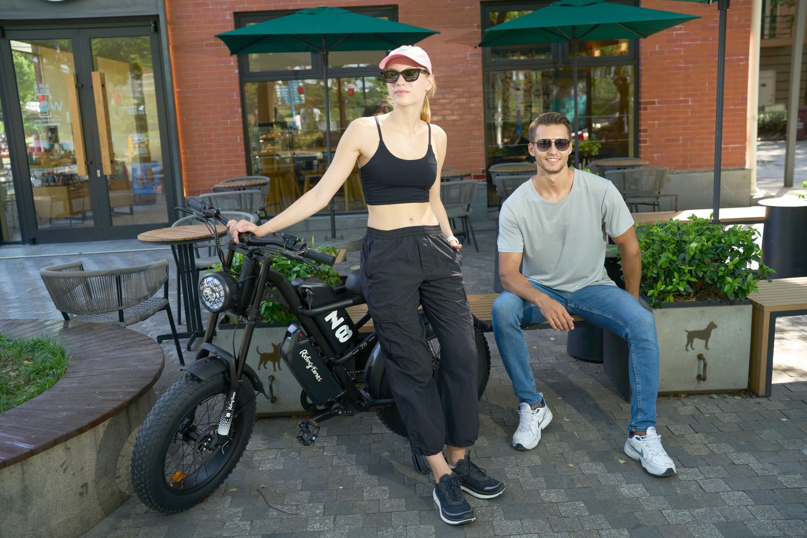 Two riders with the Riding’times Z8 Pro electric bike outside a cafe