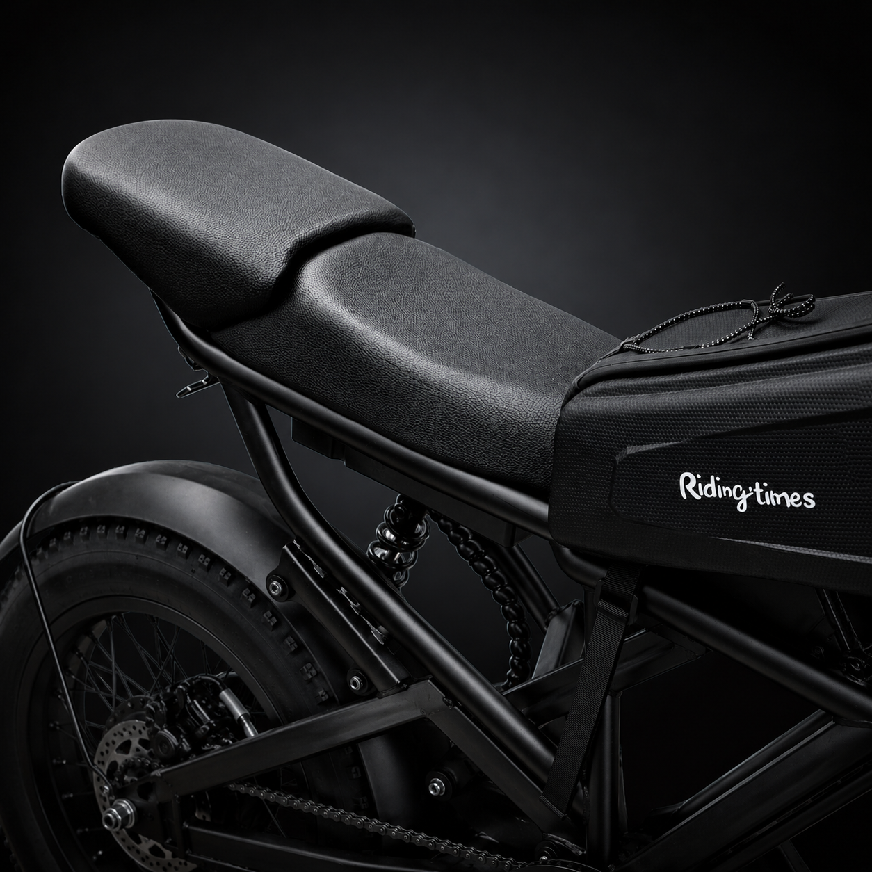 Memory foam seat with the Riding’times logo on the Riding’times Z8 Pro