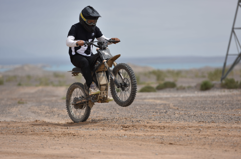 Riding’times GT73 Pro electric motorbike jumping a dirt mound