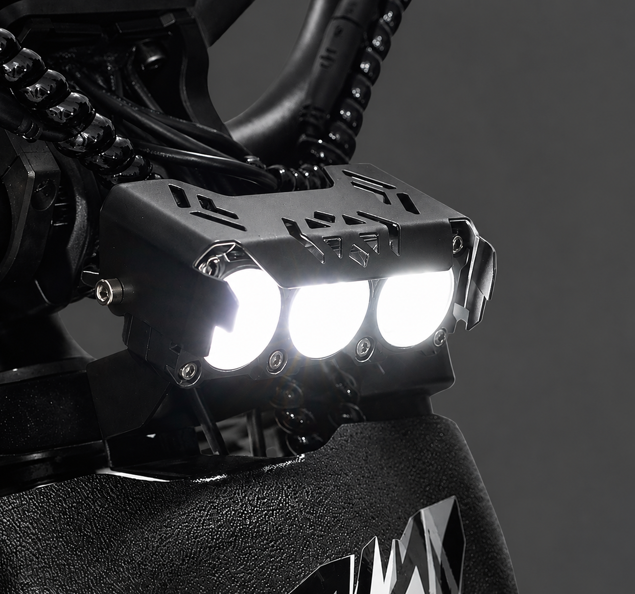 Triple LED headlight on the Riding’times GT73 Pro