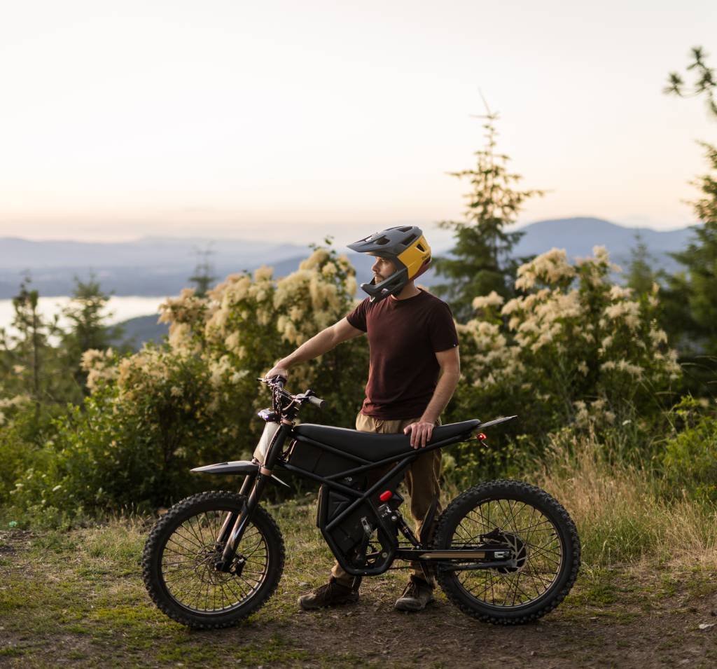 Rider standing with the Riding’times GT73 Pro beside a lake