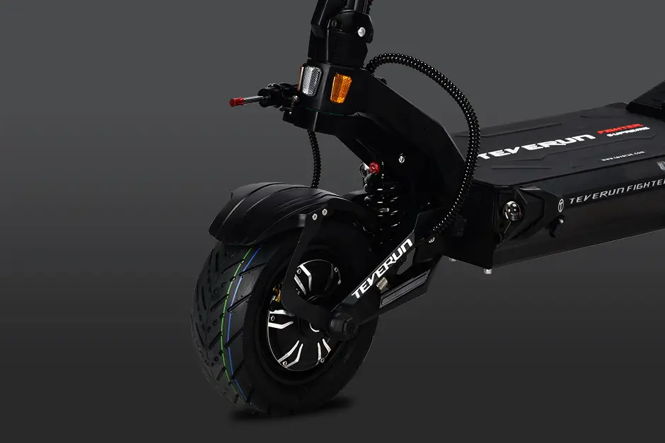 11 inch CST puncture-free tire on the Teverun Fighter Supreme Ultra electric scooter