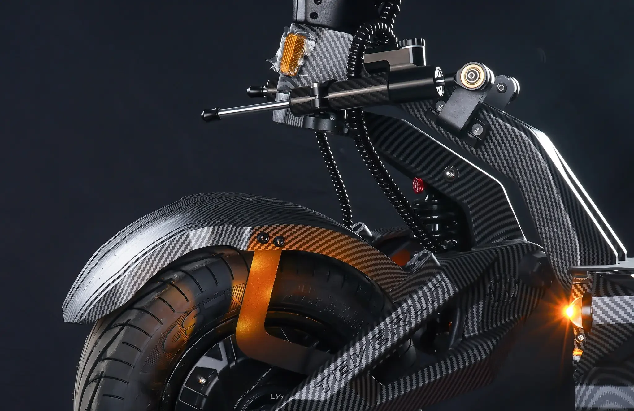 Front hub motor, carbon fibre fender and steering damper on the Teverun Fighter Supreme 7260R